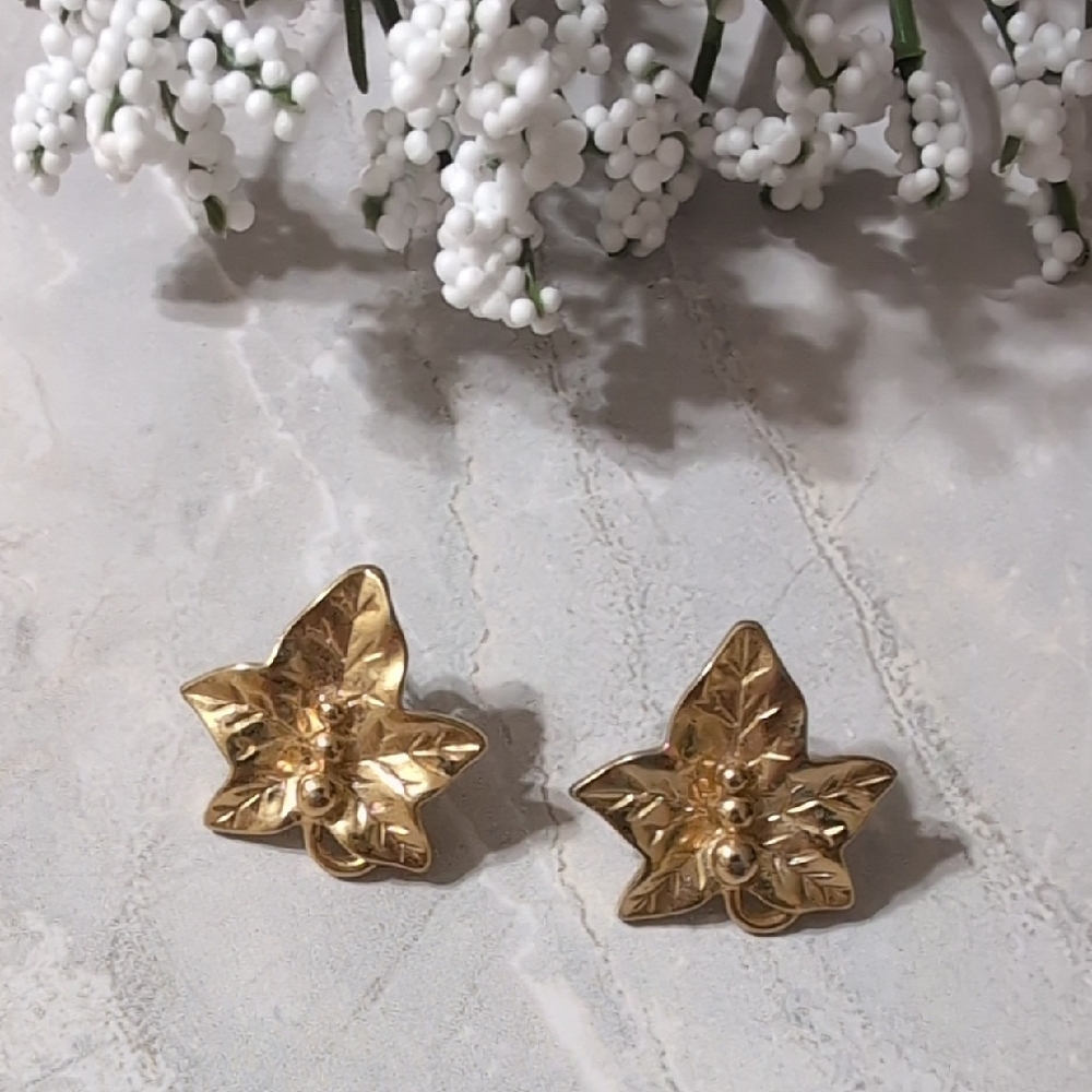Vintage Avon 1989 Precious Leaf Earrings Gold Tone Metal Ivy Berries